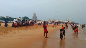  புத்தாண்டு கொண்டாட்டம்: திருச்செந்தூர் கடலில் இன்றும் நாளையும் பக்தர்கள் குளிக்க தடை 