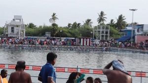 திருநள்ளாறில் சனிப்பெயர்ச்சி விழாவில் கொரோனா விதிமுறைகளை பின்பற்றி சாமி தரிசனம் 