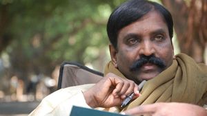 ரத்தம் உறையும் குளிரிலும்  விவசாயிகளின் போராட்டம்- மத்திய அரசு பேச்சு நடத்த வேண்டும்: வைரமுத்து 