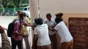 வேலூர்.. சட்டென உடலில் தீ வைக்கப் போன ஆட்டோ டிரைவர்.. தைரியமாக வந்து காப்பாற்றிய பெண் போலீஸ்.. சபாஷ்