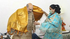 காங்கிரஸ் கட்சியில் இருந்து விலகி பாஜகவில் இணைந்தார் விஜயசாந்தி - ஏதாவது கிடைக்குமா! 