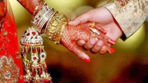 வினோதம்.. ஒரே மேடையில்.. தாய்க்கும் மகளுக்கும் திருமணம்.. பரஸ்பரம் வாழ்த்து கூறிய புதுமாப்பிள்ளைகள்!