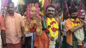  பழனியில் காவடி சுமந்த பாஜகவின் எல். முருகன் - வேண்டுதலை நிறைவேற்றி  சிறப்பு வழிபாடு 