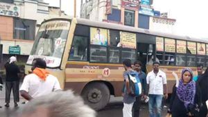 பொங்கலோ பொங்கல்.. திருச்சியில் தற்காலிக பேருந்து நிலையம்.. களைகட்டும் தமிழர் பண்டிகை! 