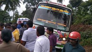 தஞ்சை அருகே லாரியை முந்த முயன்ற பஸ்.. மின் கம்பத்தில் உரசியதால் 5 பேர் பலி 