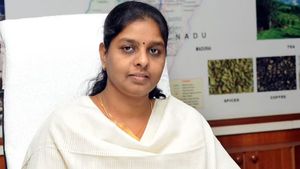 தேனி மாவட்ட கலெக்டருக்கு கொரோனா பாதிப்பு... மருத்துவமனையில் அனுமதி! 
