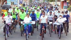 மறக்காம ஓட்டுப்போடுங்க மக்களே... சைக்கிளில் சென்று விழிப்புணர்வு ஏற்படுத்திய கலெக்டர்! 
