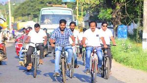 இந்தகாலத்தில் இப்படியொரு எம்.எல்.ஏ.வா? குடியரசு தின விழாவில் பங்கேற்க சைக்கிளில் சென்ற எம்.எல்.ஏ! 