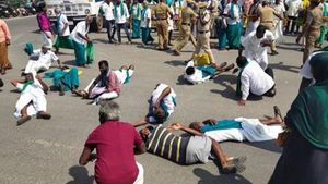 நீங்கதான்யா எங்களை காப்பாத்தணும்...எம்.ஜி.ஆர். சிலையிடம் மனு கொடுத்த விவசாயிகள்! 