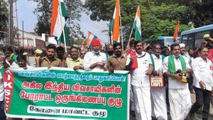 காய்கறிகள், தேசியக்கொடிகளுடன் பேரணி... கோவையை அதிர வைத்த விவசாயிகள்! 