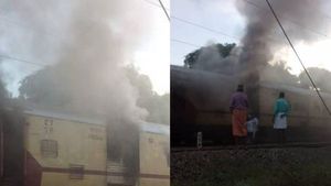  கேரளாவில் ஓடும் எக்ஸ்பிரஸ் ரெயிலில் தீப்பிடித்ததால் பரபரப்பு... பெரும் விபத்து தவிர்ப்பு!