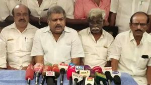 கொக்கி பலமாக இருக்கே.. மதுரைக்காக, தமிழகத்துக்காக பாடுபட்டவர்.. மு.க. அழகிரிக்கு ஜிகே வாசன் புகழாரம்