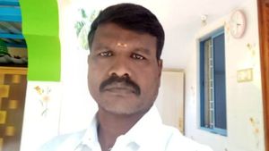 திருப்பத்தூர் அருகே திமுக பிரமுகரை வெட்டி, கல்லைப் போட்டு கொடூரமாக கொன்ற கும்பல் 