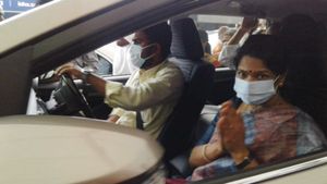  பொள்ளாச்சியில் தடையை மீறி ஆர்ப்பாட்டம்- திமுக எம்பி கனிமொழி போலீசால் தடுத்து நிறுத்தம்