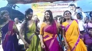 கல்லூரி மாணவிகளுடன் கோதாவில் குதித்த நடிகை கஸ்தூரி.. தாருமாறான ஆட்டம் 