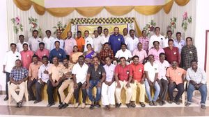 30 ஆண்டுகளுக்கு பின் சந்தித்துக்கொண்ட.. முன்னாள் பள்ளி மாணவர்கள்.. மதுரையில் நெகிழ வைக்கும் சம்பவம் 