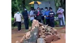 போலீசாரின் கடும் எதிர்ப்பு- யாழ். பல்கலை-ல் முள்ளிவாய்க்கால் நினைவு தூபி மீண்டும் அமைக்க அடிக்கல் 