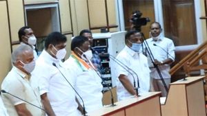 விவசாய சட்டங்களை திரும்பப் பெற கோரி புதுவை சட்டசபையில் தீர்மானம்-நகல்களை கிழித்த முதல்வர் நாராயணசாமி