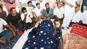 கிரண்பேடிக்கு எதிரான புதுவை முதல்வர் நாராயணசாமியின் தொடர் போராட்டம் 3-வது நாளாக இன்றும் நீடிப்பு 