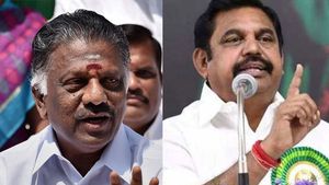 சசிகலாவை வரவேற்று போஸ்டர் ஒட்டும் அதிமுக நிர்வாகிகள் - கட்சியை விட்டு நீக்கும் ஓபிஎஸ், இபிஎஸ்