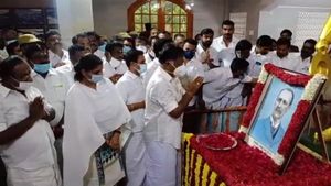 தென்மாவட்ட மக்களின் குலசாமியான பென்னிகுவிக் 180வது பிறந்தநாள்: ஓ.பி.எஸ், விவசாயிகள் மரியாதை 