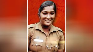 போலீஸ் ஸ்டேசனில் வண்டிகளை திருடியது ஏன்? பெண் போலீஸ் கிரேசியா பரபர வாக்குமூலம்