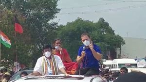 ராகுலுக்காக திடீரென்று முளைத்த பிளக்ஸ்கள்..  கோர்ட் உத்தரவை காற்றில் பறக்க விட்ட காங்.! 