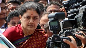 சிறையிலிருந்து ரிலீசானார் சசிகலா.. பெங்களூரில் சிகிச்சை தொடர்கிறது.. தமிழகம் வருவது எப்போது? 