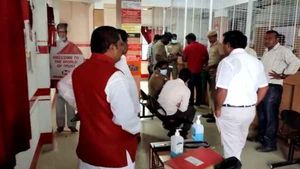 துப்பாக்கியுடன் புகுந்த முகமூடி கொள்ளையர்.. ஒசூர் முத்தூட் நிறுவனத்தில் ரூ.7 கோடி நகை கொள்ளை.. ஷாக் 