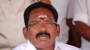 மாமன், மச்சான், அண்ணன், தம்பின்னு சொல்வாங்க..  ஓட்டுப் போட்ராதீங்க.. செல்லூர் ராஜு பலே! 