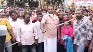 சிலம்பம் சுற்றி அசத்திய அமைச்சர் வேலுமணி... குனியமுத்தூரில் களைக்கட்டிய பொங்கல் கொண்டாட்டம்