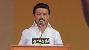 உணர்ச்சிவசப்பட்ட பழனி.. கொஞ்சம் தண்ணீர் குடிப்பா.. உங்கள் உணர்ச்சிக்கு நன்றி.. நெகிழ்ந்த ஸ்டாலின்! 