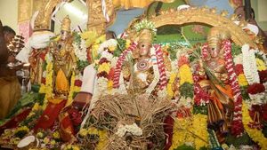 மதுரை மீனாட்சி அம்மன் கோவில் தைப்பூசம் தெப்பத்திருவிழா - முகூர்த்தக்கால் நடுதலுடன் தொடக்கம் 