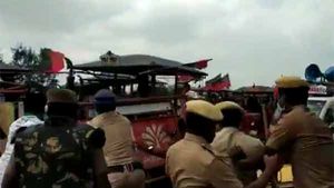ரிலையன்ஸ் பங்க் முன்பு இரும்பு பதாகைகளை உடைத்தெறிந்து டிராக்டர் பேரணியில் திருவாரூர் விவசாயிகள்! 