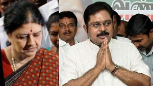 பெங்களூர் விரைந்த டிடிவி தினகரன்.. சித்தியிடம் நலம் விசாரிப்பு.. சசிகலா நல்லா இருக்கிறாராம்! 