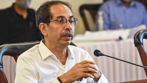  மராத்தி பேசுவோர் வசிக்கும் கர்நாடகா பகுதிகளை யூனியன் பிரதேசமாக்க உத்தவ் தாக்கரே திடீர் கோரிக்கை 