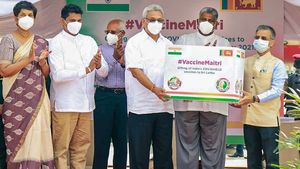 இலவசமாக மருந்து அளித்த இந்தியா... தடுப்பூசி போடும் பணிகளை தொடங்கிய இலங்கை 