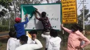 தமிழக எல்லைக்குள் நுழைந்து தமிழ் பெயர்ப் பலகையை அடித்து உடைத்து வாட்டாள் நாகராஜ் ரவுடித்தனம் 