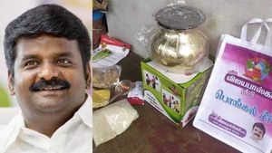 வித்தியாசமாக செய்த விஜயபாஸ்கர்..  வழங்கிய பொங்கல் பரிசு.. ஆச்சர்யத்தில் பொதுமக்கள்! 