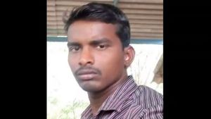 மைனர் பெண்ணை திருமணம் செய்த இளைஞர்.. விசாரணையின்போது போலீஸ் ஸ்டேசன் மாடியிலிருந்து குதித்து மரணம்! 