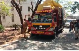 லாரி நிறைய குக்கர்கள்... அதில் ஒட்டப்பட்டிருந்த அமமுக ஸ்டிக்கர் - பறிமுதல் செய்த பறக்கும்படை 