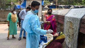 மகாராஷ்டிராவை மீண்டும் உலுக்கும் கொரோனா.. பொது மக்கள் மட்டுமல்ல.. 4 அமைச்சர்களுக்கும் பாதிப்பு 