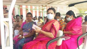 உங்கள் தொகுதியில் ஸ்டாலின்... திருச்செந்தூரில் சாமி தரிசனம் செய்த துர்கா - வெற்றிக்கு வழிபாடு 