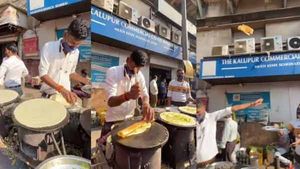 பூரிக் கட்டையை சரியா வீசுறது பெரிசா?.. இல்லை தோசையை கரெக்ட்டா தட்டுல வீசறது பெரிசா? 