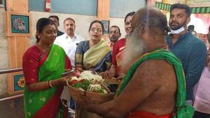 எதிரிகளை வெல்லும் வலிமை தரும் கீழப்பாவூர் நரசிம்மர் - வெற்றிக்கு வேண்டிய துர்க்கா ஸ்டாலின் 