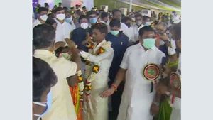 கோவையில் 123 ஜோடிகளுக்கு திருமணம் - சீர் வரிசை கொடுத்து ஆசிர்வதித்த இபிஎஸ், ஓபிஎஸ் 