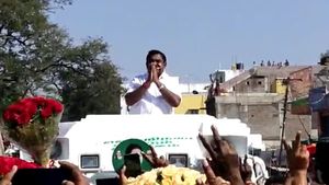 அதிமுக ஒரு போதும் தலைவணங்காது - கிருஷ்ணகிரியில் சசி, தினகரனை கிடுகிடுக்க வைத்த முதல்வர் பழனிச்சாமி 