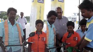 இலவச பெட்ரோல் வேணுமா? மாணவர்களை அழைக்கிறது கரூர் பெட்ரோல் பங்க்! 