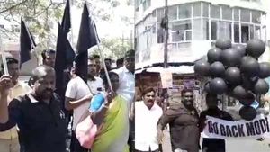புதுச்சேரியில் பிரதமர் மோடிக்கு கறுப்பு கொடி- கறுப்பு பலூன்களை பறக்கவிட்டதால் பரபரப்பு- 30 பேர் கைது