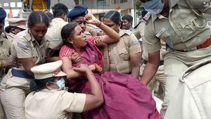 கரூரில் காந்தி சிலை முன்பு தர்ணா செய்த ஜோதிமணி எம்.பி - குண்டுகட்டாக தூக்கி சென்று கைது செய்த போலீஸ்